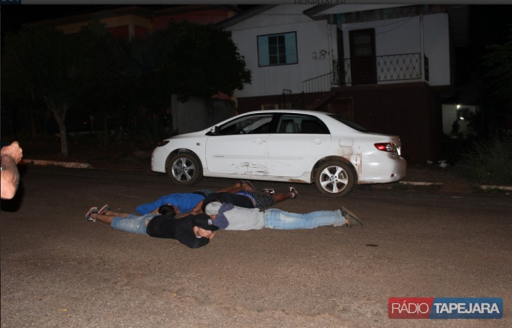 Ir para  <p>Cinco homens foram presos, um morreu e um foi ferido em um confronto de policiais militares com uma quadrilha de Erechim na madrugada desta quarta-feira(8), em Tapejara. O grupo furtou um carro Corolla (FFS 0721) por volta de 23h em uma...